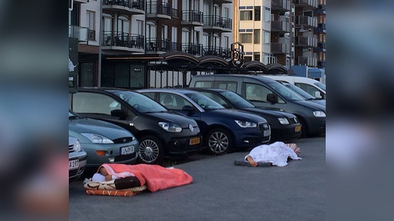 أشخاص نيام في الشارع بجانب شاطيء البحر في Egmond شمال هولندا