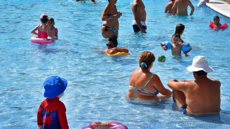 واحد من كل خمسة أطفال يتبول في المسابح العامة هذا عدى عن الملوثات الأخرى