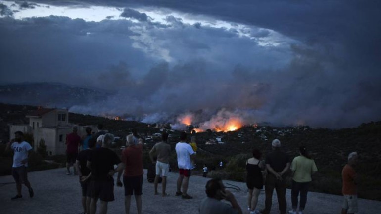 وفاة خمسون شخصا والكثير من الجرحى والمفقودين جراء اندلاع الحرائق بغابات أثينا