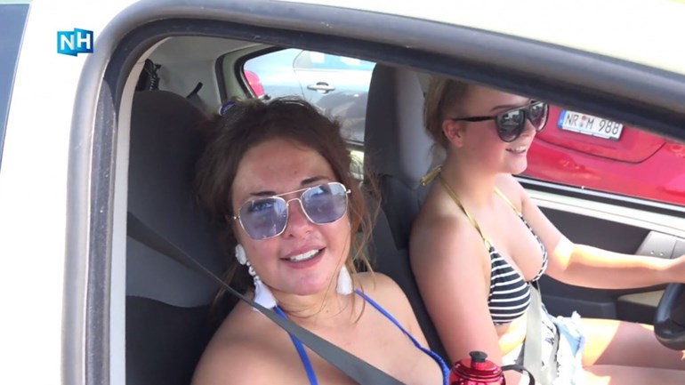 حشود هائلة على شاطيء زاندفورت - ان كنت ذاهب بالسيارة فأمامك تحدي كبير