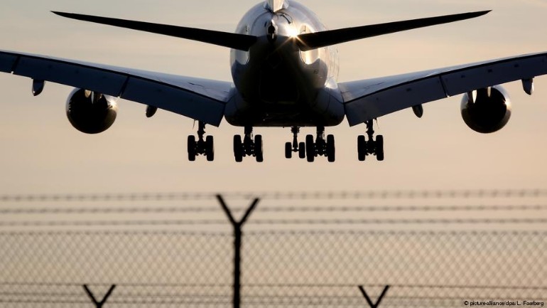 طيارين كادا أن يتسببا بكارثة بسبب شجارهما أثناء رحلة طيران بسبب وجبة طعام