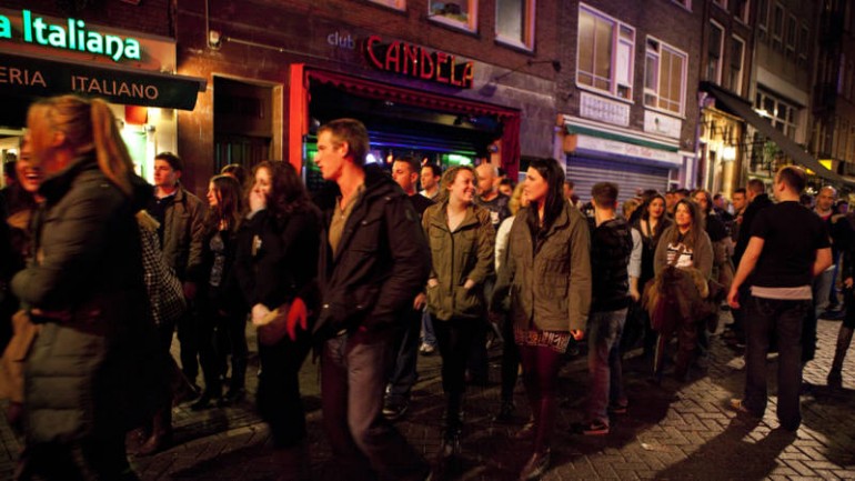 وسط مدينة أمستردام يصبح كغابة في الليل دون سيطرة من القانون و الحكومة