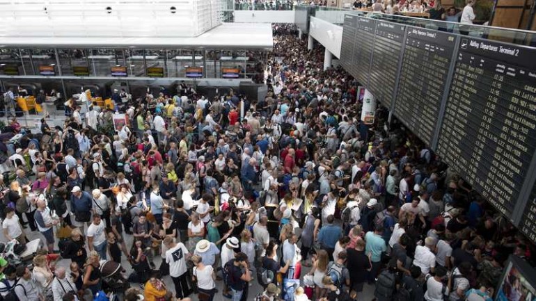 الغاء 200 رحلة جوية واخلاء صالتين وفوضى هائلة في مطار ميونخ بسبب امرأة واحدة