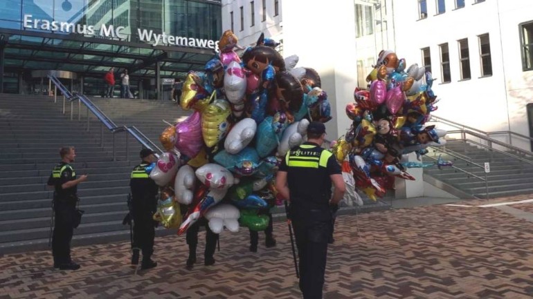 شرطة روتردام تصادر البالونات من الباعة في كرنفال الصيف وتقدمها للأطفال بمشفى صوفيا