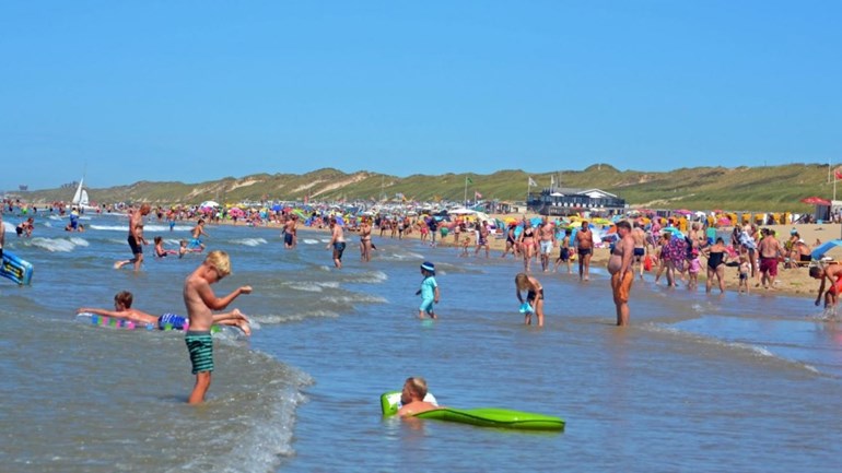 الطقس الدافيء و المشمس في هولندا - يبقي الكثير من المصطافين الهولنديين في بلدهم