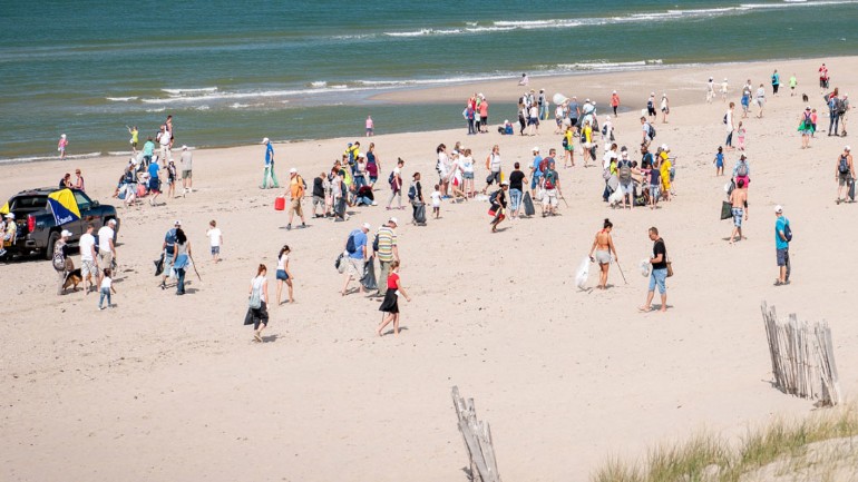 بدأت اليوم حملة تنظيف تطوعية لشواطيء البحر في هولندا