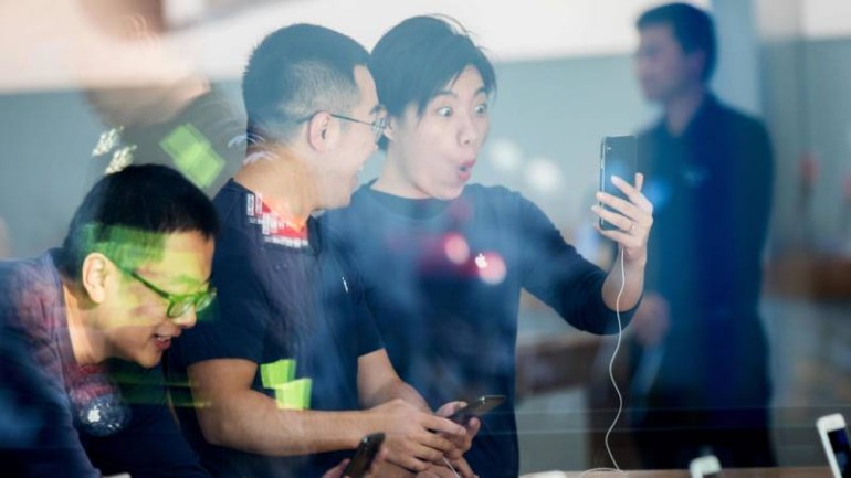 انجاز تاريخي - بلغت قيمة شركة Apple هذا المساء تريليون دولار