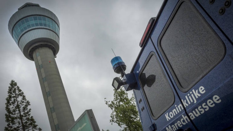 القبض على رجل في مطار سخيبول لدعمه التنظيم الإرهابي داعش في سوريا