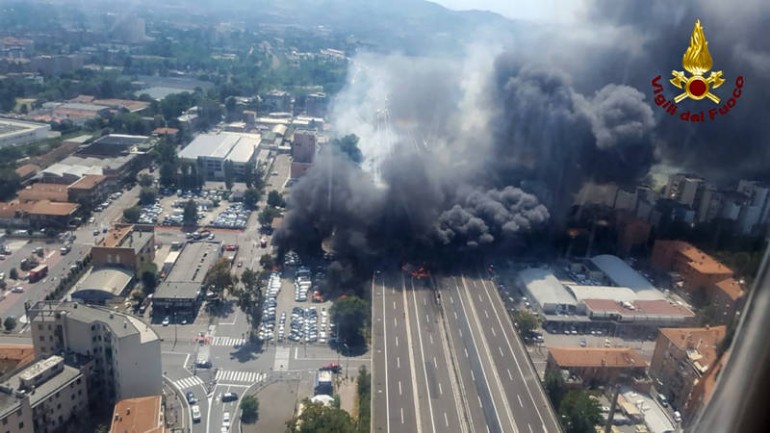مقتل شخصين وحوالي سبعون جريحا في انفجار ضخم على الطريق السريع بإيطاليا