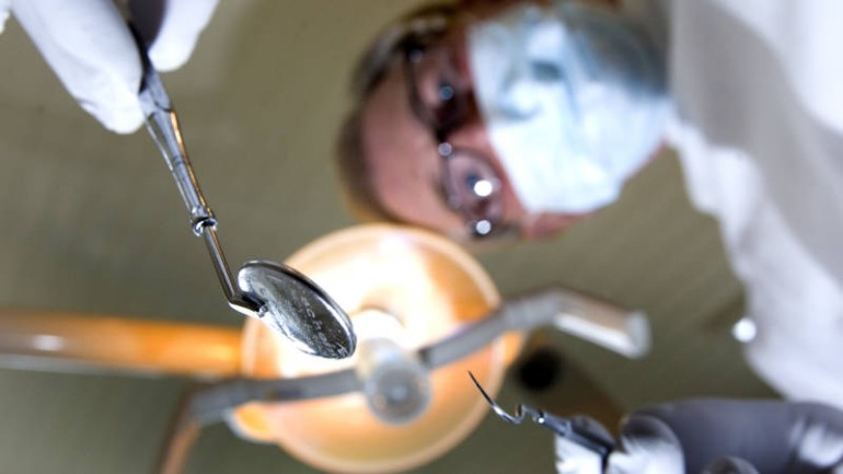 المزيد من الهولنديين لا يذهبون إلى أطباء الأسنان بسبب ارتفاع التكلفة