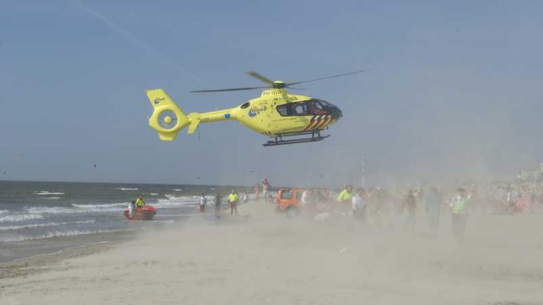 انعاش رجل غرق في مياه البحر بشاطيء بيرخن آن زي بشمال هولندا
