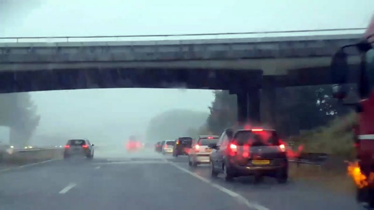 السيارات توقفت على خانة الطواريء على الطريق السريع A50 بسبب غزارة الأمطار وانعدام الرؤية
