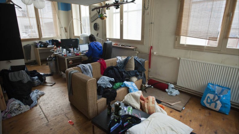 الطلاب الأجانب يائسون من العثور على غرف - يرضون بأي شيء حتى لا يناموا في الشارع