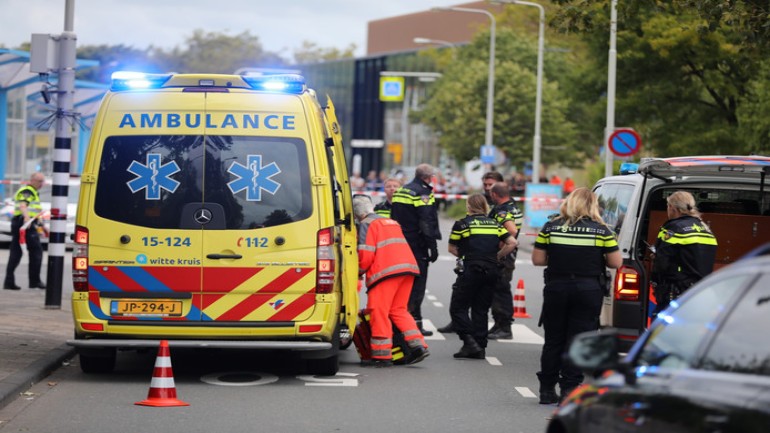الشرطة تطلق النار على رجل كان يصرخ و يلوح بسكين في مركز Naaldwijk