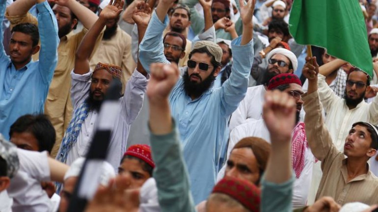 المتظاهرون في باكستان احتفلوا بتحقيق هدفهم بإلغاء فيلدرز مسابقة الرسوم المسيئة للنبي محمد