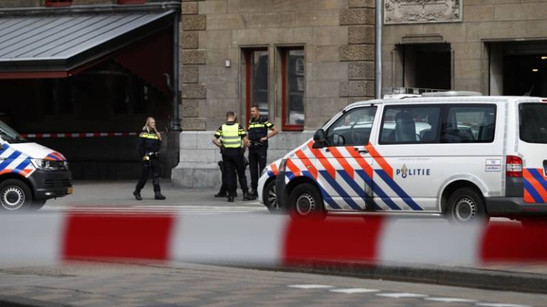 اصابة شخصين بجروح في حادث طعن محطة أمستردام المركزية والشرطة تطلق النار على المشتبه به