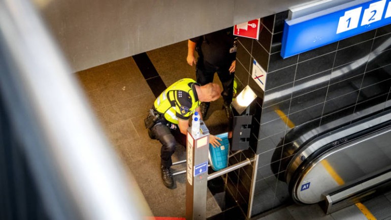 الكشف عن هوية منفذ حادث الطعن بأمستردام سنترال - الشرطة تأخذ بالاعتبار الدافع الإرهابي