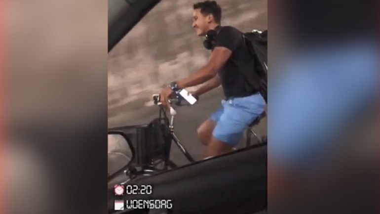 شخص يقود دراجته في نفق عالي السرعة بأمستردام - سائق سيارة يحذره: ستقتل نفسك!