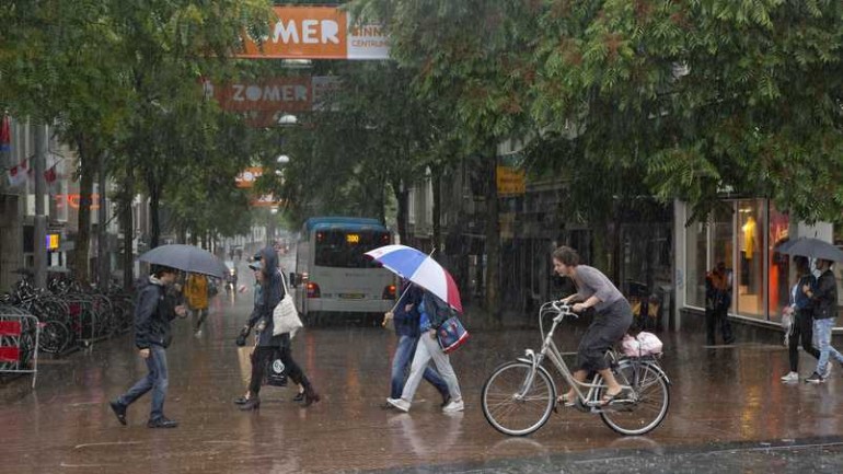 الأرصاد الجوية الهولندية تحذر من أمطار غزيرة وعواصف رعدية هذا اليوم