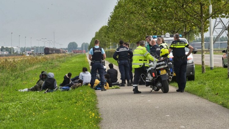 القبض على عشرات اللاجئين أرادوا السفر خلسة من ميناء Moerdijk  