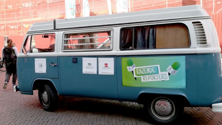 حافلة تعليم اللغة المجانية تقف في وسط مدينة أوتريخت ضمن أسبوع محو الأمية