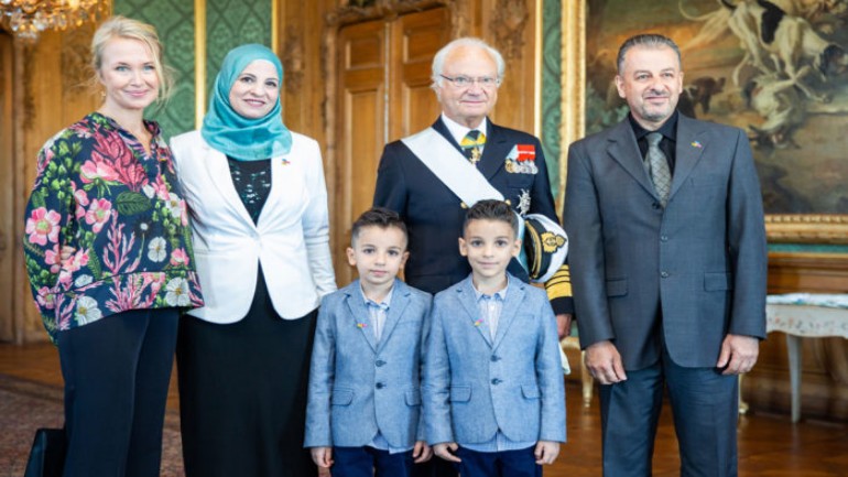 ملك السويد غوستاف يستقبل رسميا الطفل الفلسطيني سوري أكرم حما (7سنوات)