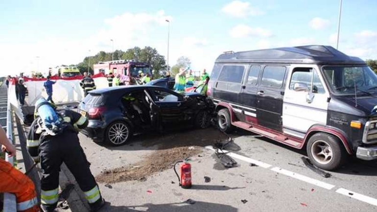 وفاة شخصين واصابة خمسة أخرين بجروح خطيرة في حادث على الطريق السريع A200 بإتجاه أمستردام