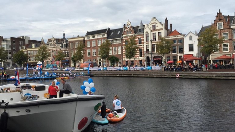 أكثر من 750 شخص يسبحون اليوم في قنوات Haarlem المائية لجمع التبرعات لمساعدة مرضى السرطان