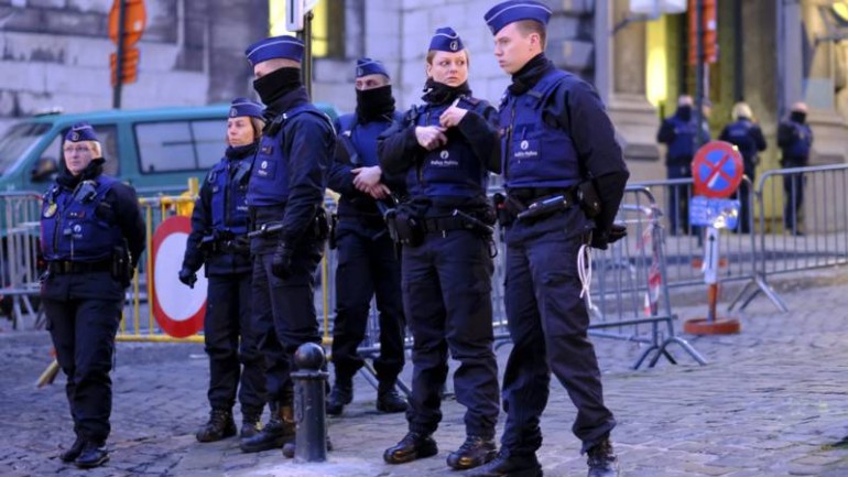 الشرطة البلجيكية تطلق النار على مهاجر بعد أن هاجمهم بسكين في بروكسيل