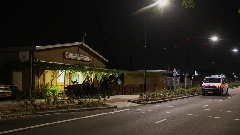 جرحى واعتقالات في شجار جماعي كبير أمام مسجد في دوردريخت هذه الليلة