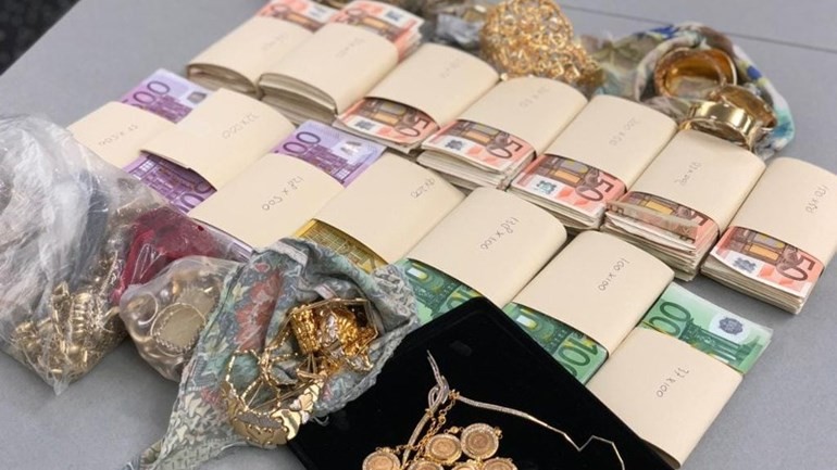 الشرطة تعثر على مجوهرات مسروقة والكثير من الأموال مع رجل وامرأة في روتردام