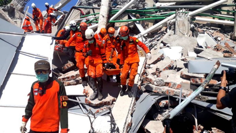 ارتفاع حصيلة وفيات زلزال وتسونامي أندونيسيا إلى أكثر من 800 شخص 