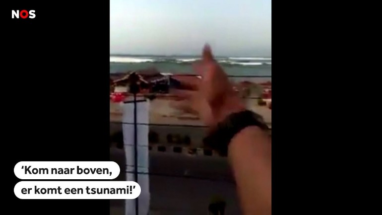 بالفيديو - رجل يصرخ ويحذر الناس في لحظة وصول التسونامي إلى الشاطيء في أندونيسيا 