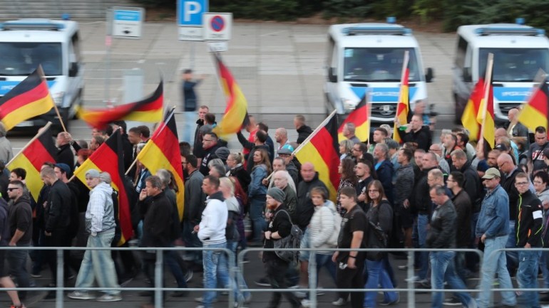 الشرطة الألمانية تحبط مخطط هجوم على اللاجئين في كيمنتس وتلقي القبض على ستة مشتبه بهم