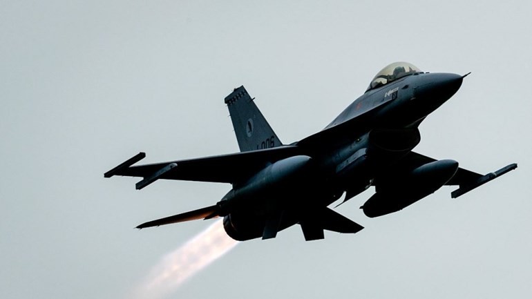 طائرة حربية هولندية F16 ترافق طائرة مدنية للهبوط في مطار سخيبول بسبب مسافر غاضب