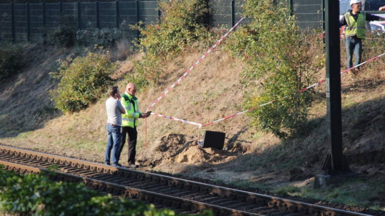 توقف حركة القطارات بين ديفينتر وألميلو بعد العثور على قنبلة بجوار السكة الحديدية