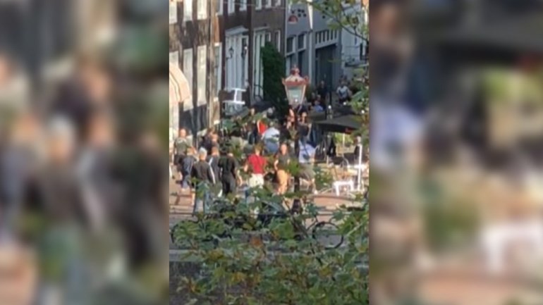 معركة كبيرة بالكراسي في وسط مدينة أمستردام قبيل مباراة كرة قدم بين هولندا وألمانيا