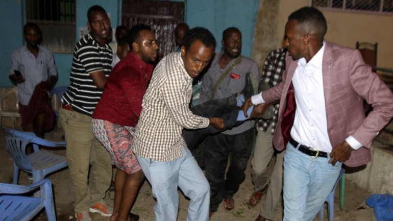 تفجير انتحاري بمطعم في الصومال يوقع 11 قتيلا وعشرات الجرحى