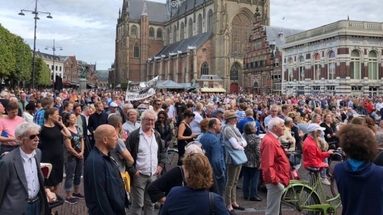 سكان Haarlem يتجمعون في مركز التسوق لدعم رئيس بلديتهم المهدد