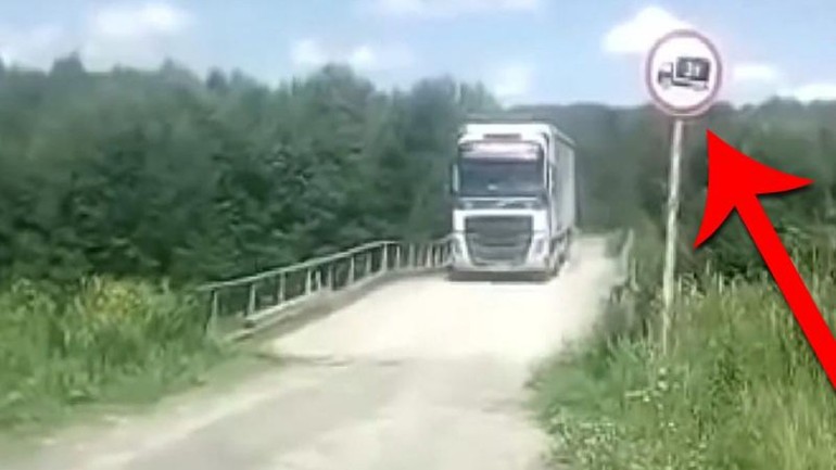 سائق شاحنة لم يتقيد بالإشارة المرورية - شاهدوا ماذا حصل !