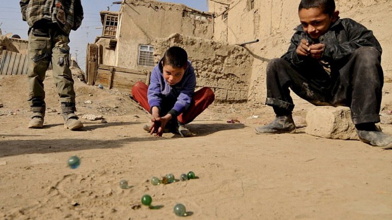 دول من الإتحاد الأوروبي يعيدون الأطفال الأفغان إلى بلدهم ويتركوهم لمصيرهم 