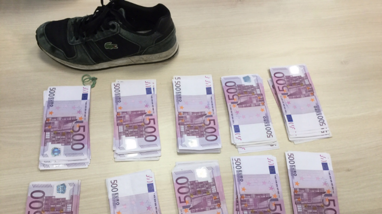 القبض على شاب يخفي 200,000 يورو في الأحذية بمطار أيندهوفن