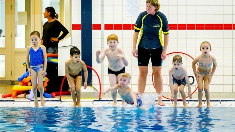 يجب على الأهل أن يفكروا بشكل أفضل في دروس السباحة الخاصة بأطفالهم