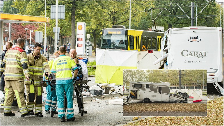وفاة شخص واصابة اثنين أخرين بجروح في حادث تصادم عنيف بين ترام وكرافان في أوتريخت 
