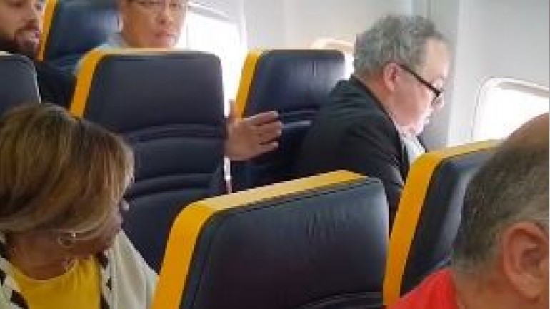 عنصرية مقززة - طاقم طائرة Ryanair ينقل امرأة مسنة سوداء البشرة لأن رجل رفض الجلوس بجانبها