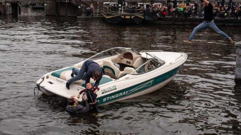 بطولة - المارة ينقذون طفل من الغرق في النهر بمدينة Leiden ظهر اليوم