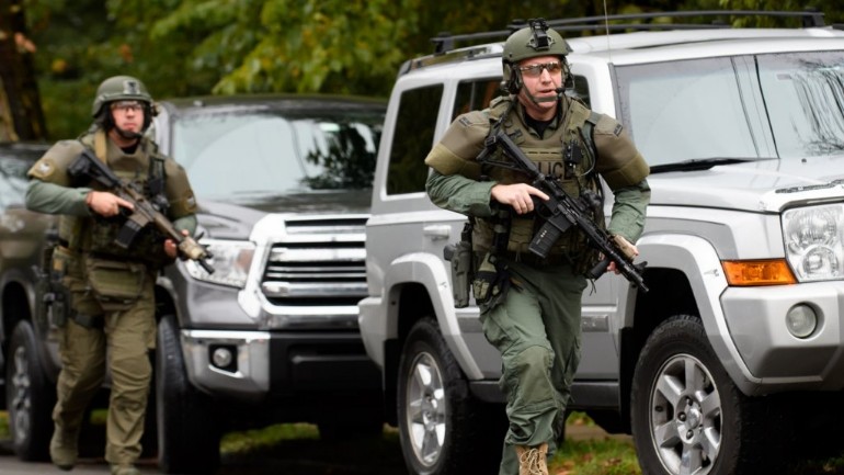 مقتل ثمانية أشخاص على الأقل باطلاق نار في كنيس يهودي في بيتسبرغ بأمريكا والقبض على المهاجم