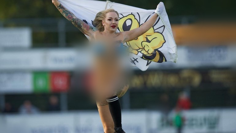 امرأة تجري عارية في الملعب أثناء مباراة كرة قدم في Katwijk بجنوب هولندا