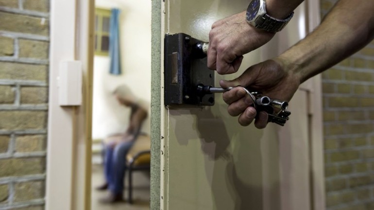 قضية خطيرة: تسجيل 3000 محادثة هاتفية بين السجناء ومحاميهم في هولندا