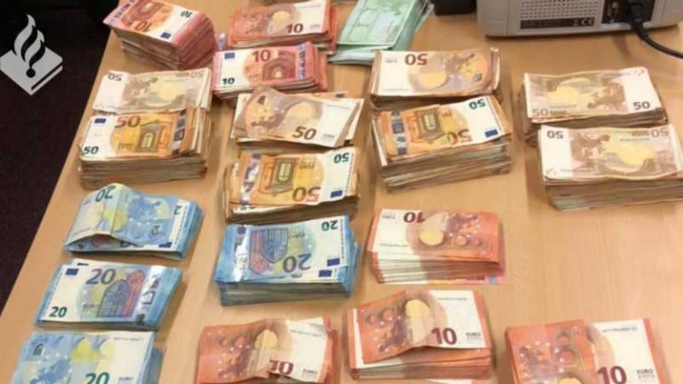 القبض على شخصين بحوزتهما 300,000 يورو نقدا وسلاح ناري في دانهاخ